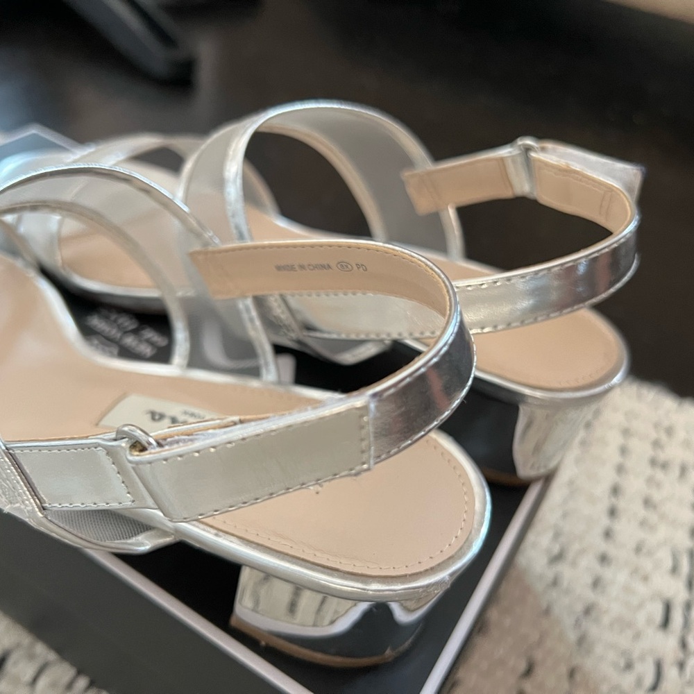Nina Ganice SILVER METALLIC FOIL WITH MESH BLOCK HEEL HOOK & LOOP SANDALS | Sz 8 - Picture 6 of 10